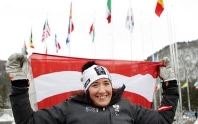Claudia Lösch trägt die Fahne bei der Eröffnung