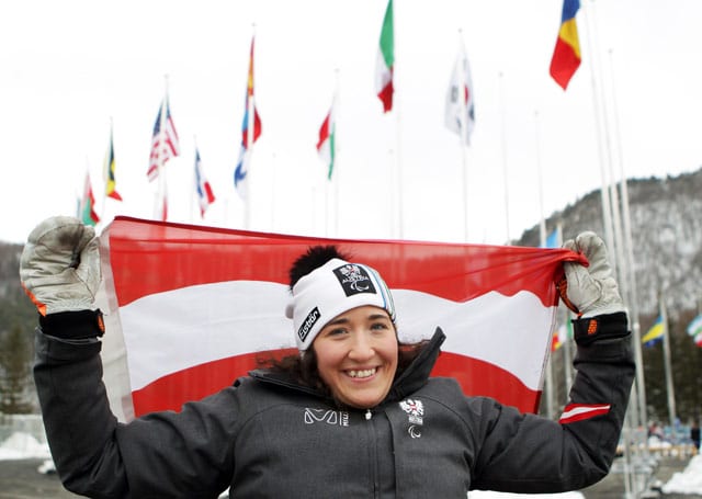 Claudia Lösch trägt die Fahne bei der Eröffnung
