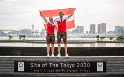 Eröffnung: Duo trägt die rot-weiß-rote Fahne