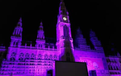 VIDEO: Das Rathaus strahlt in violett