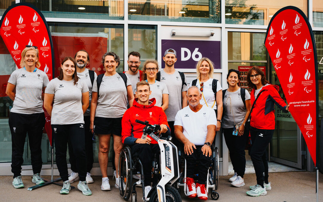 Schwimm-Team eröffnet das Paralympische Dorf