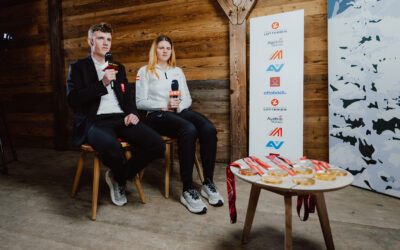 Veronika und Johannes Aigner tragen die Fahne bei der Schlussfeier